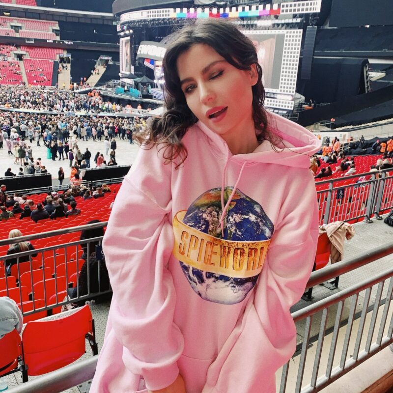Betty Autier en sweat rose Spiceworld au concert des Spice Girls au Wembley Stadium