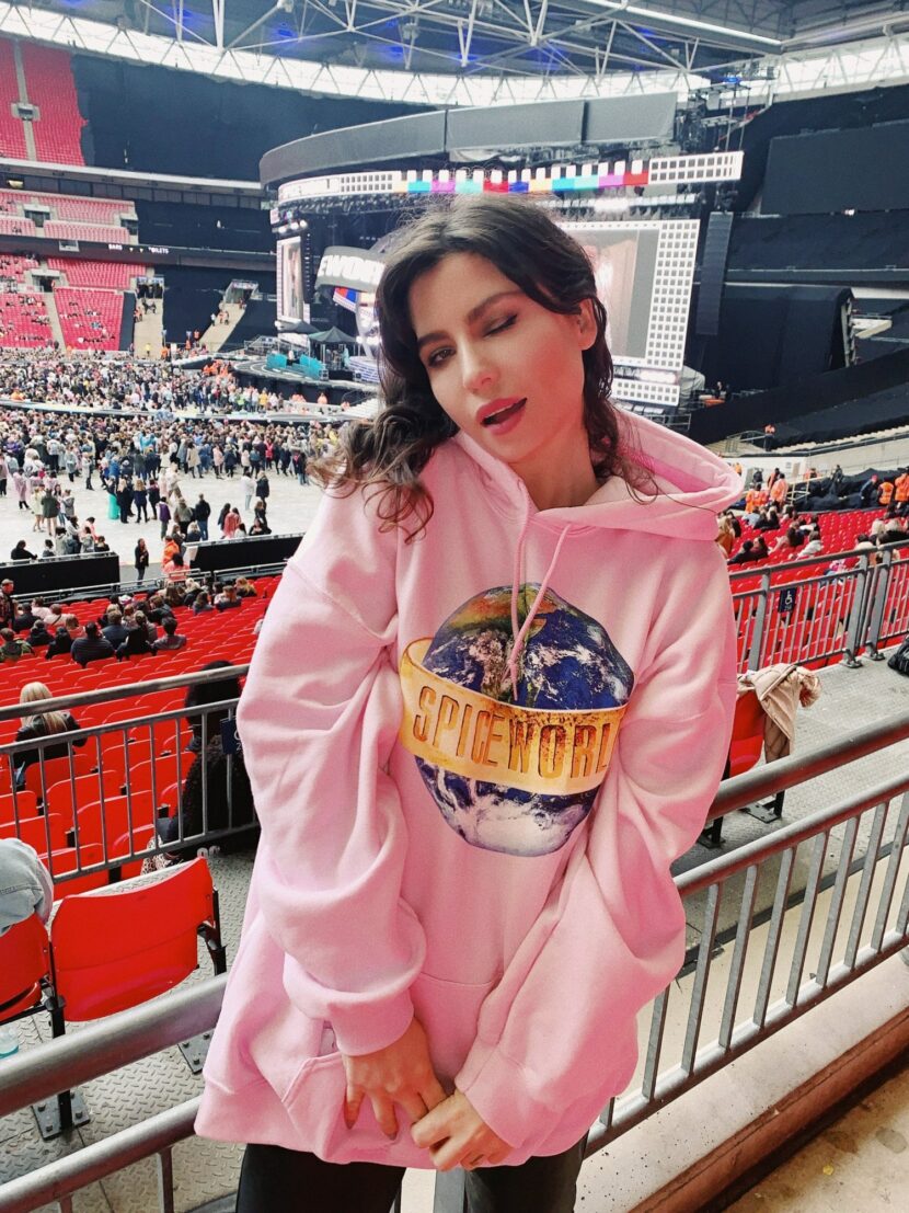 Betty Autier en sweat rose Spiceworld au concert des Spice Girls au Wembley Stadium