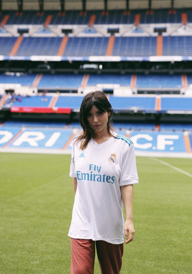 Betty Autier en maillot du Real Madrid sur la pelouse du stade Santiago Bernabéu