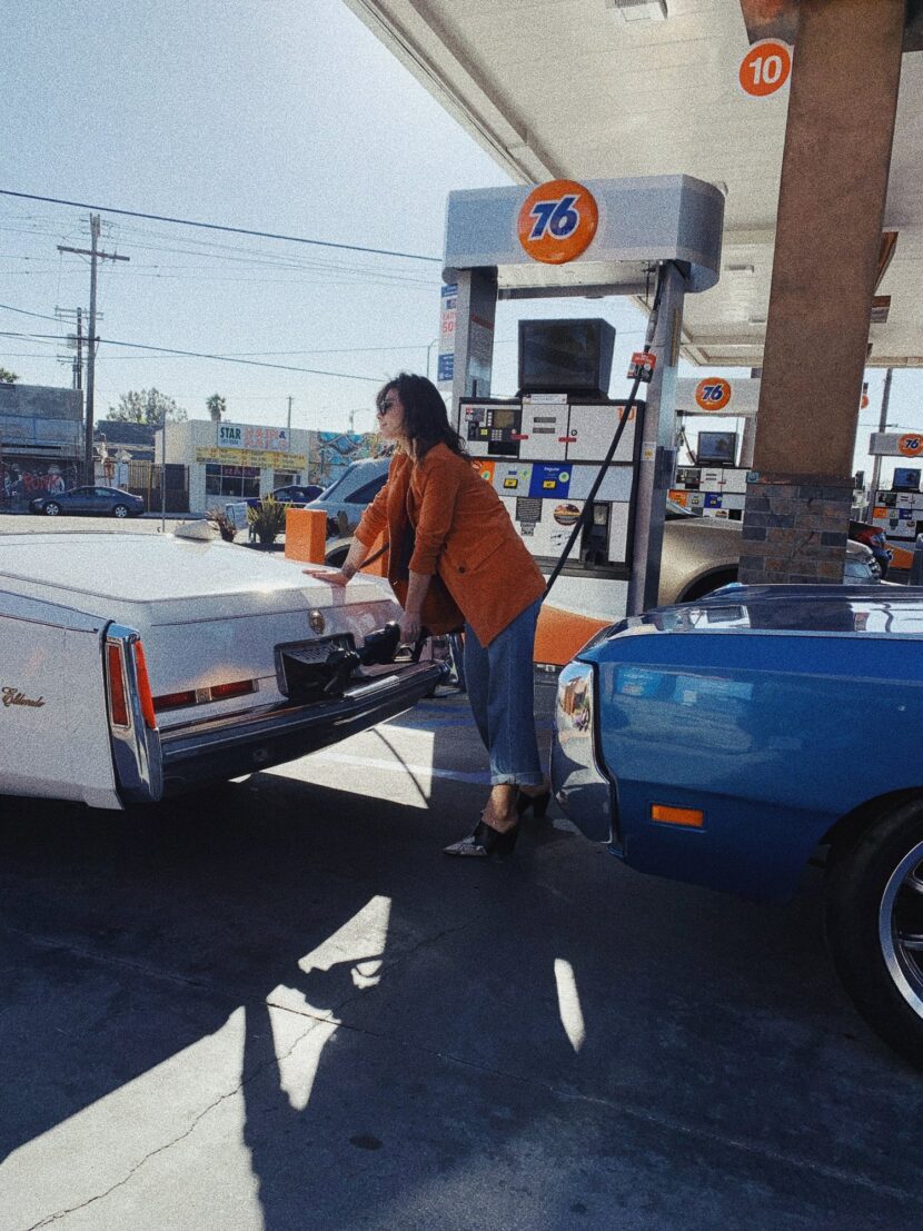 Betty Autier fait le plein d’une Cadillac Eldorado à une station-service 76 à Los Angeles