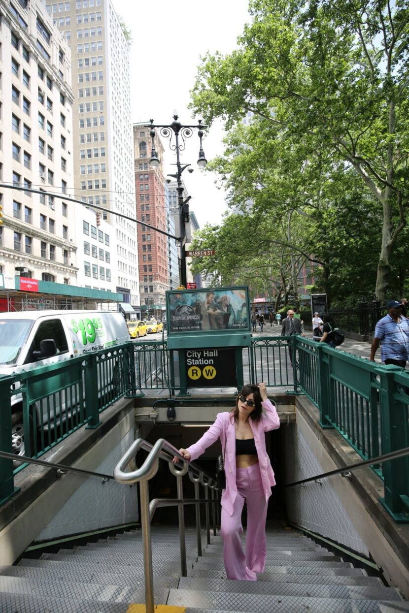 Betty Autier en tailleur rose à la sortie du métro City Hall à New York