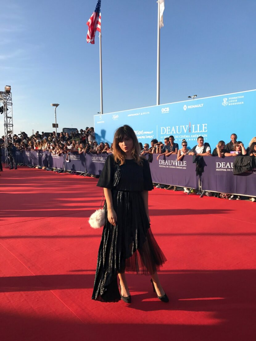 Betty Autier en robe plissée noire sur le tapis rouge du Festival du cinéma américain de Deauville