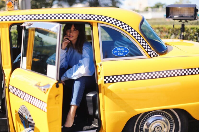 Betty Autier dans un taxi jaune new-yorkais au Festival de Deauville