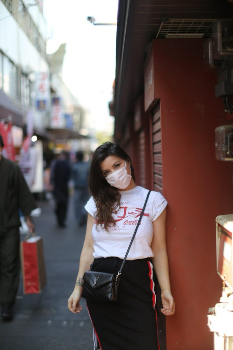 Betty Autier en tee-shirt Coca-Cola Japan et sac YSL à Tokyo