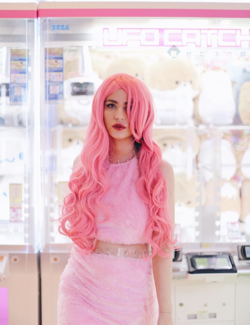 Betty Autier en perruque rose devant les UFO Catcher du Club Sega à Shibuya