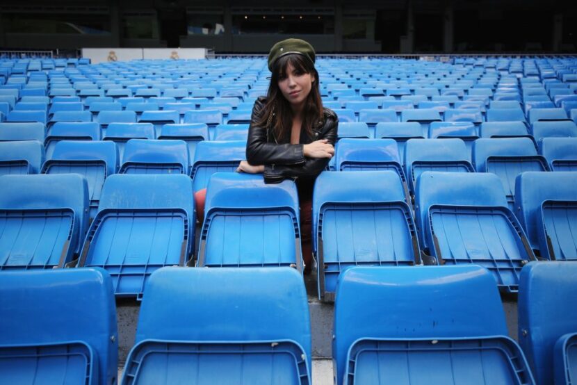 Betty Autier dans les tribunes bleues du stade du Real Madrid