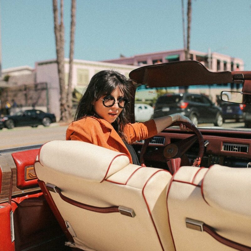 Betty Autier au volant d’une Cadillac décapotable direction Coachella