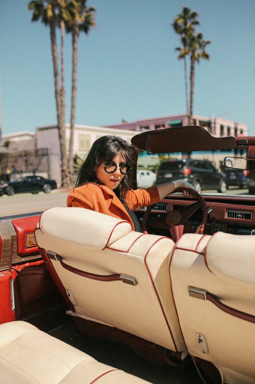 Betty Autier au volant d’une Cadillac décapotable direction Coachella