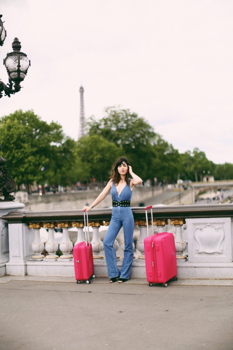Betty Autier avec ses valises roses American Tourister à Paris