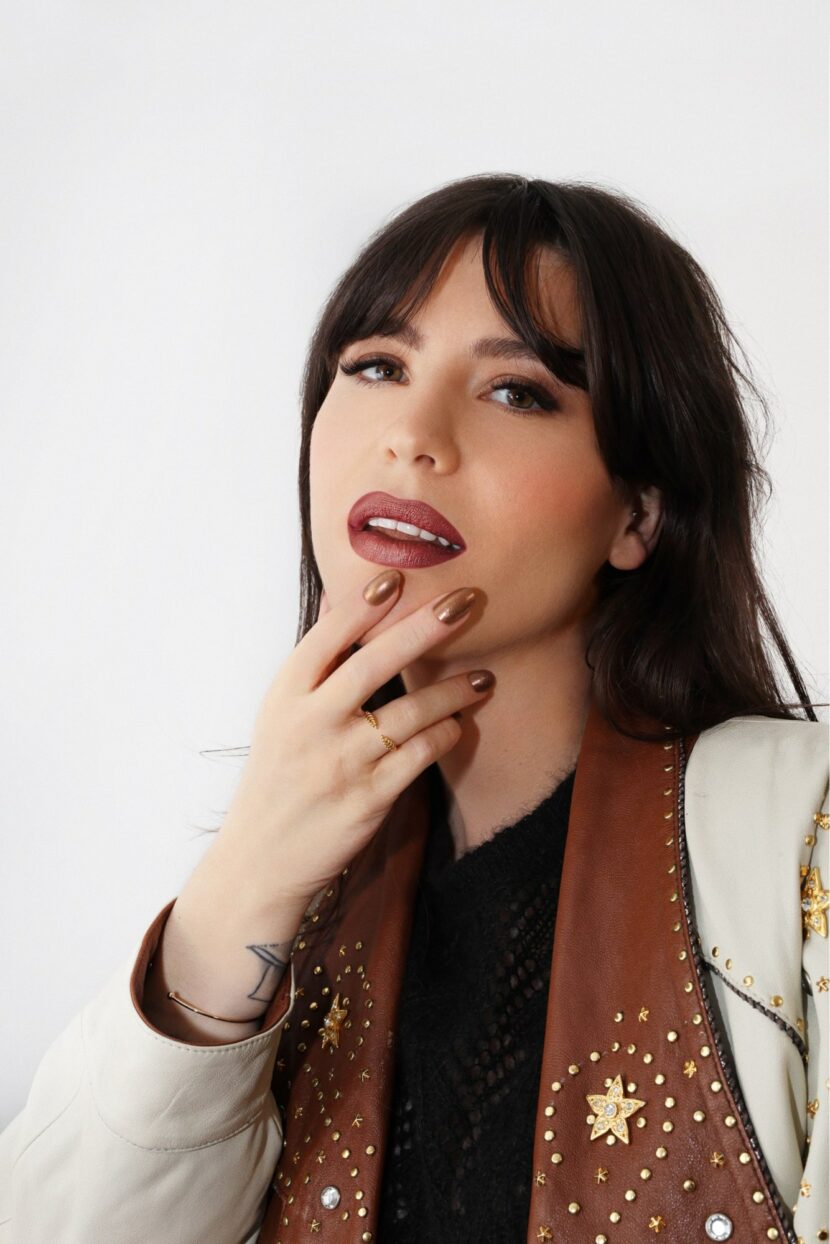 Betty Autier, rouge à lèvres brun et vernis bronze Betty x Bourjois
