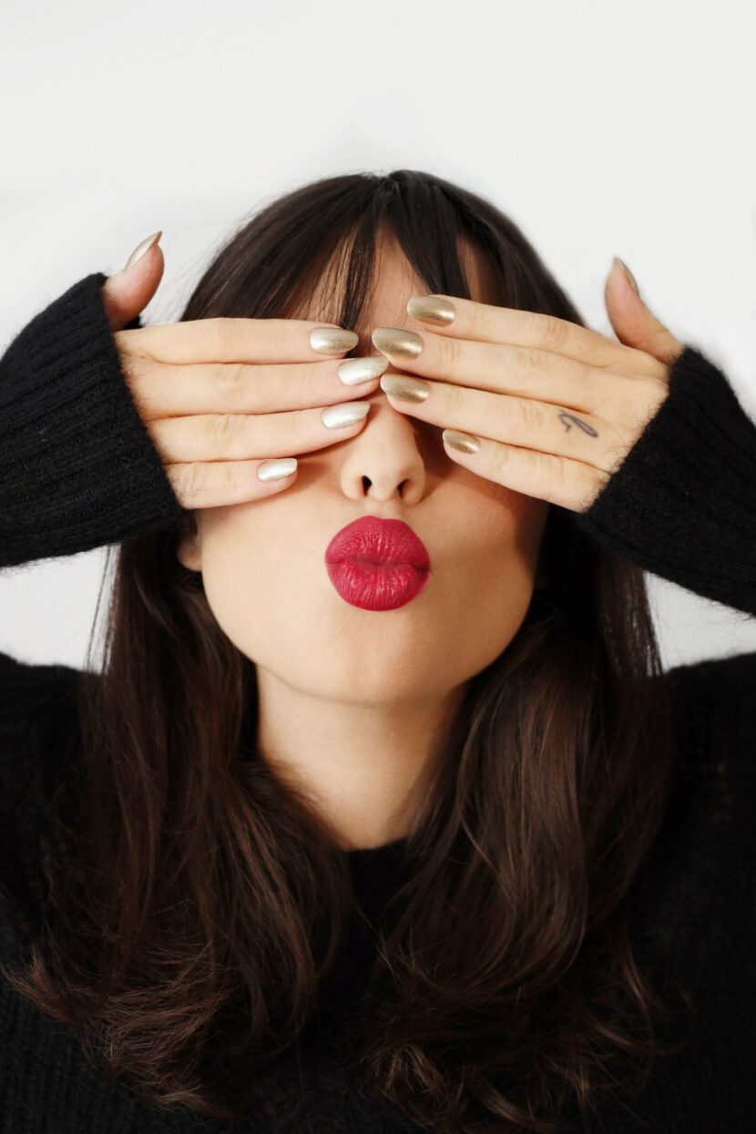 Betty Autier, vernis doré et rouge à lèvres rouge Betty x Bourjois