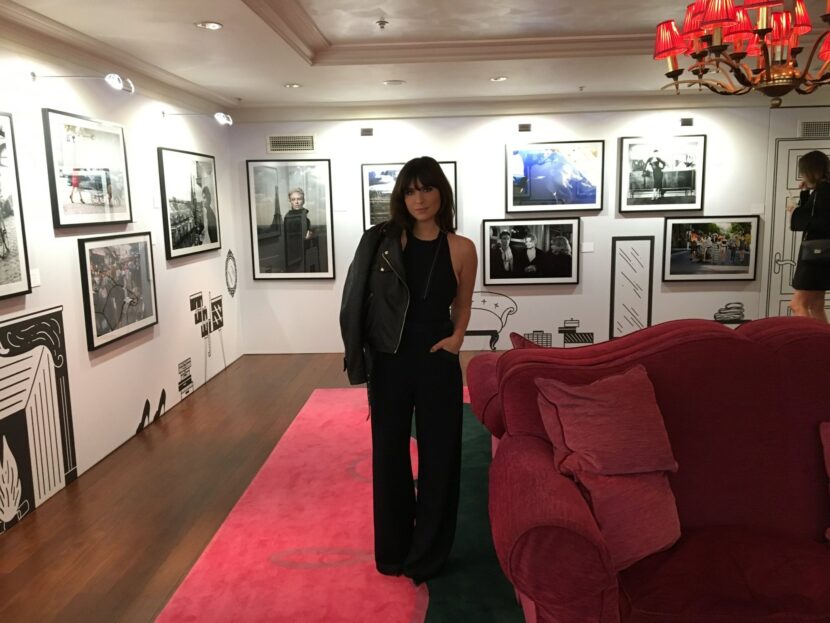 Betty Autier au vernissage de La Parisienne by Sofitel, veste en cuir et combinaison noire