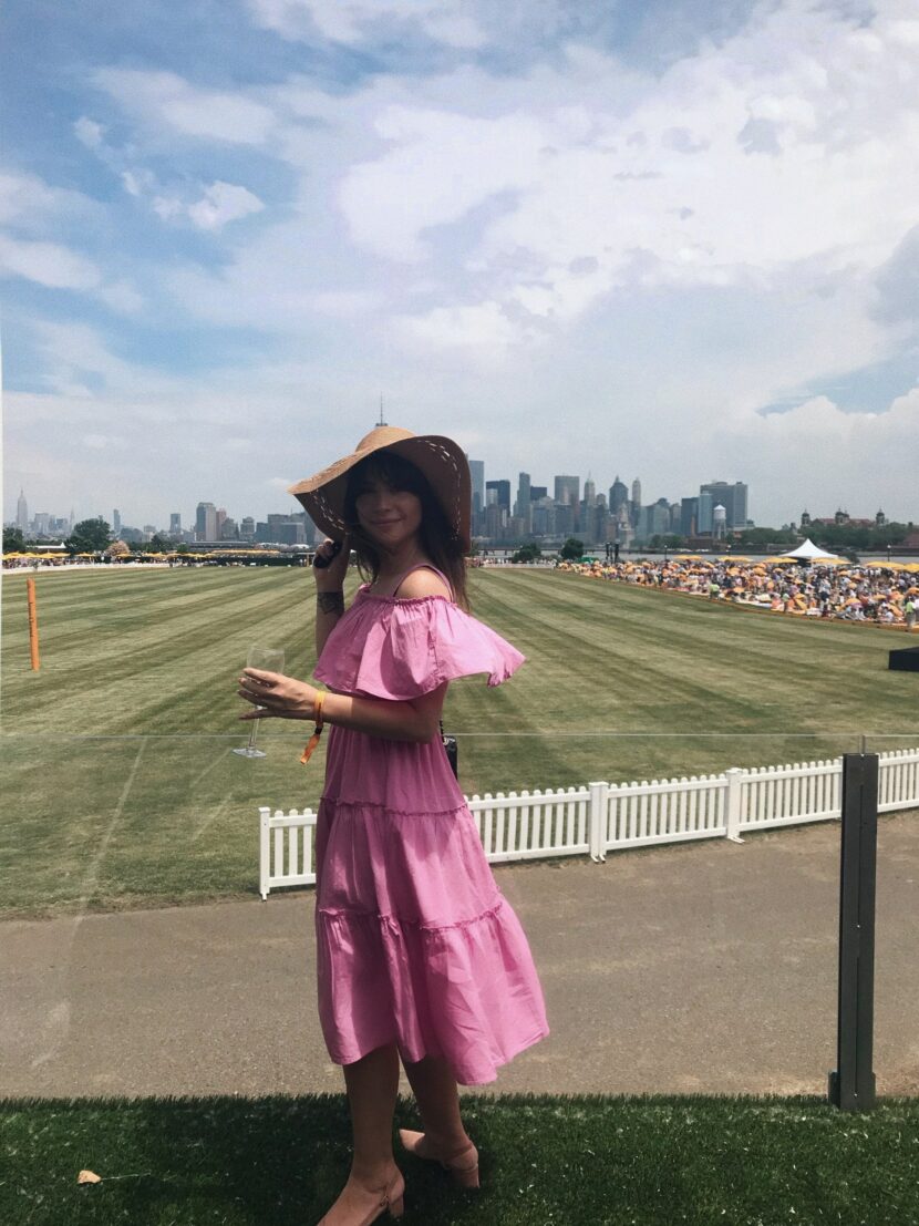 Betty Autier en robe rose et chapeau au Veuve Clicquot Polo Classic, skyline de New York