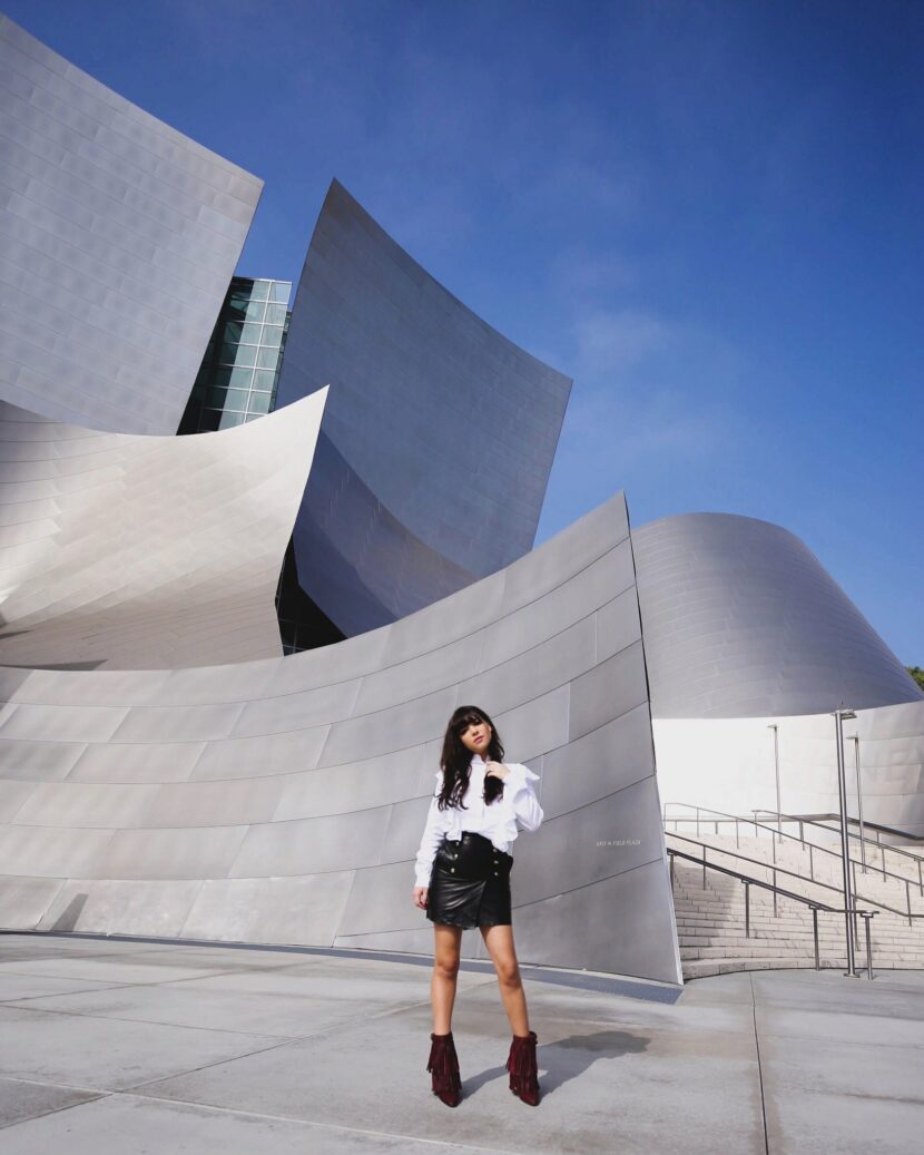 Betty Autier en chemise à volants H&M et jupe en cuir Frame devant le Walt Disney Concert Hall