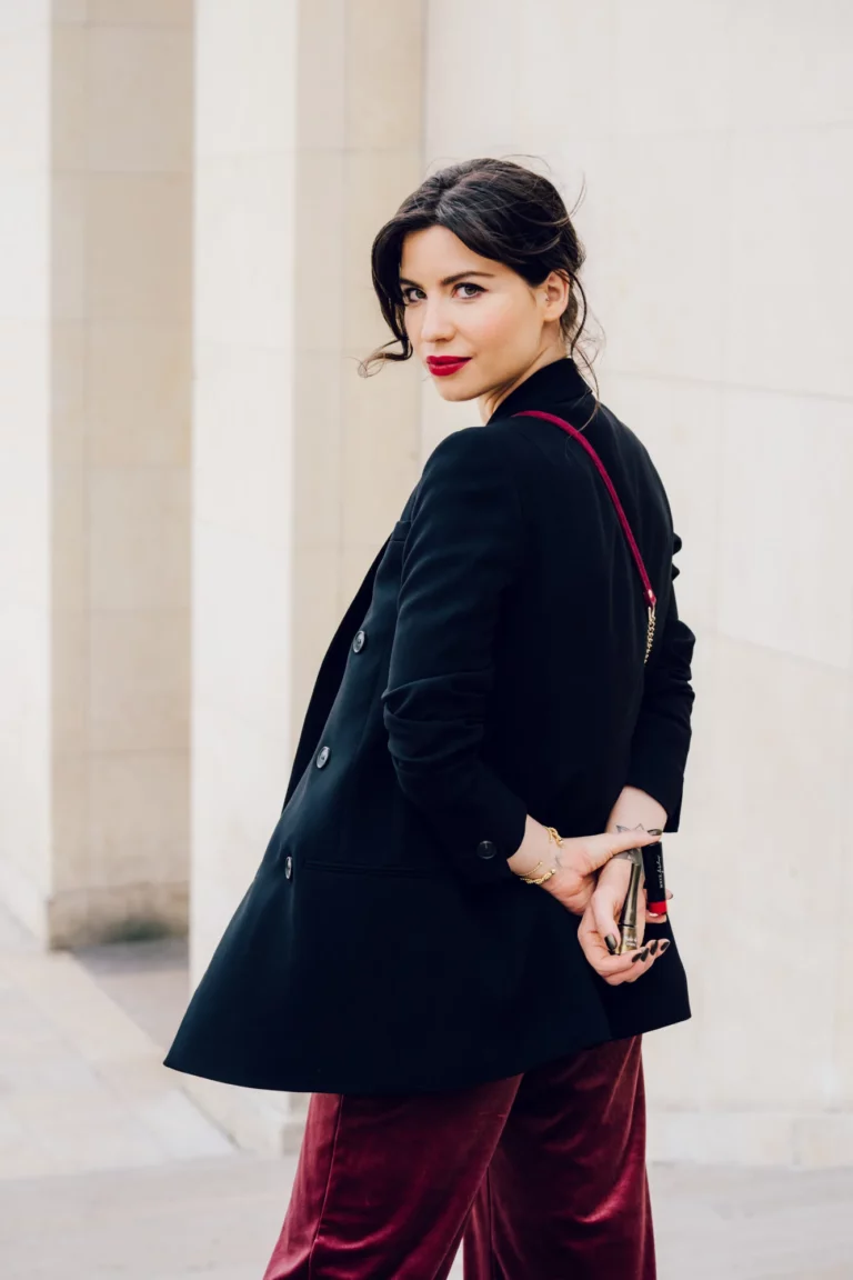 Betty Autier en blazer noir et jupe bordeaux pour la campagne Betty x Bourjois