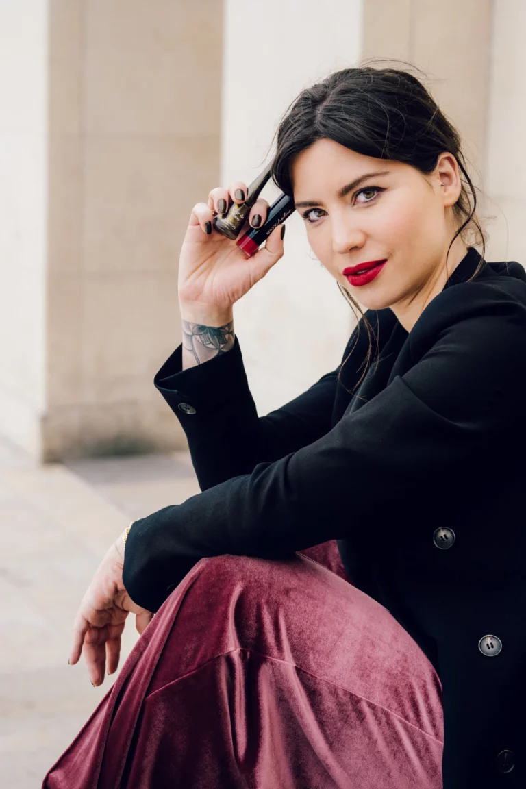 Betty Autier rouge à lèvres à la main pour la campagne Betty x Bourjois
