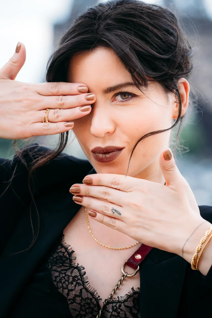 Betty Autier, mains sur le visage, vernis de la collection Betty x Bourjois