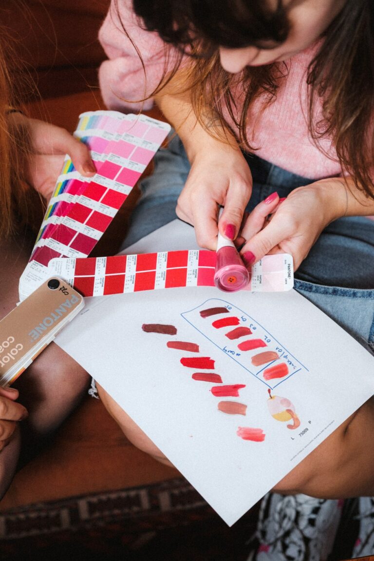 Nuancier Pantone et swatchs de rouges à lèvres pendant la création de la collection