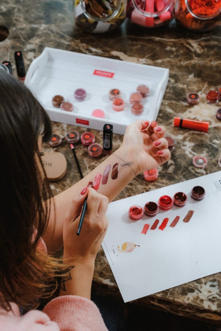 Swatchs de rouges à lèvres sur le bras de Betty Autier