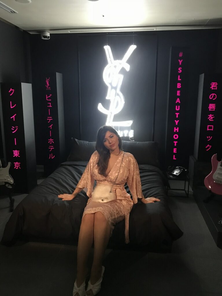 Betty Autier dans une chambre du YSL Beauty Hotel Tokyo, néon YSL