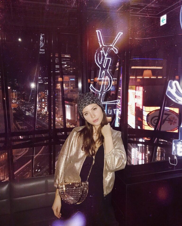 Betty Autier devant le néon YSL Beauté, Tokyo la nuit