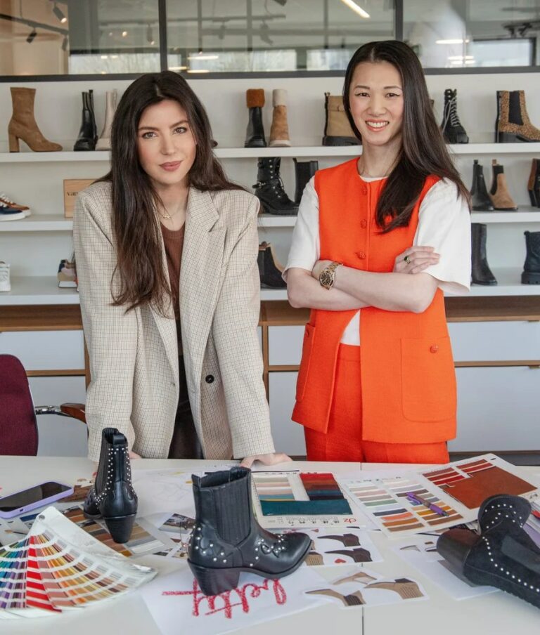 Betty Autier et Vanessa Wu à l'atelier pendant la création de la collection