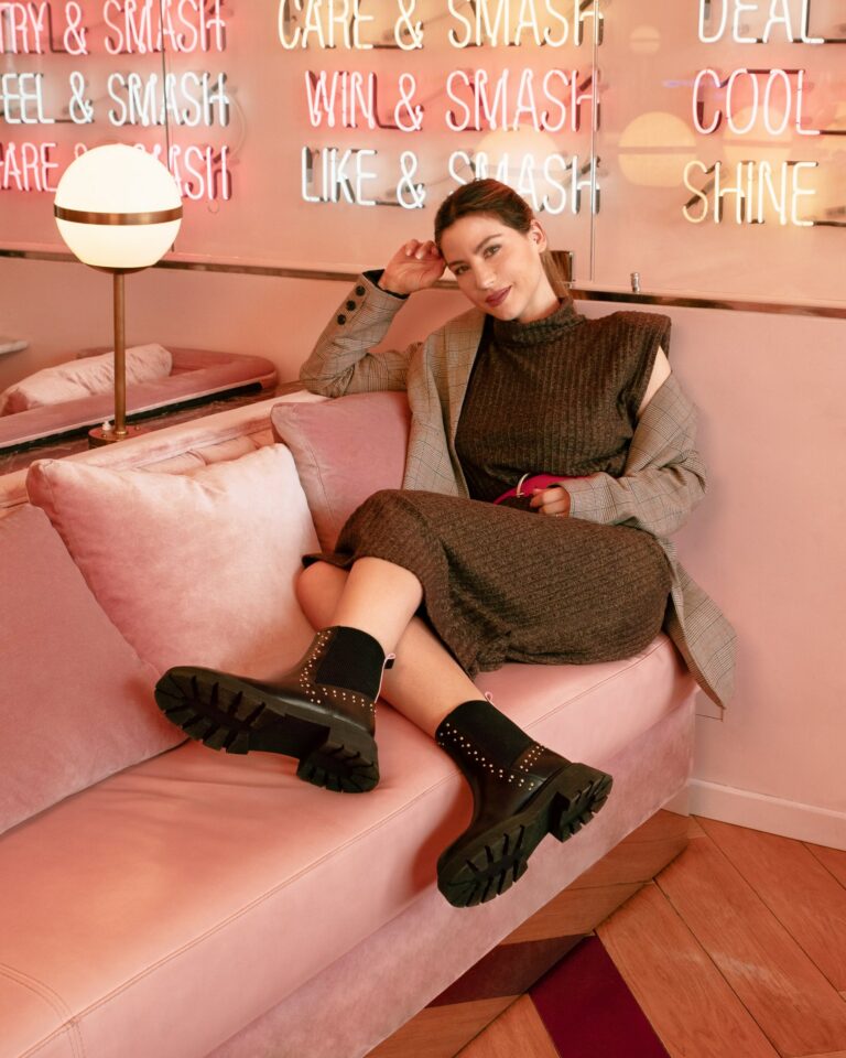 Betty Autier sur un canapé rose, boots crantées noires