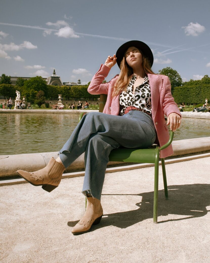 Betty Autier au jardin des Tuileries, bottines western camel