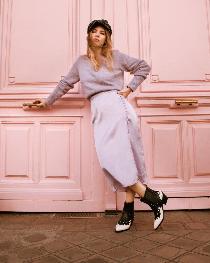 Betty Autier devant une porte rose, campagne Betty x Vanessa Wu automne-hiver 2022