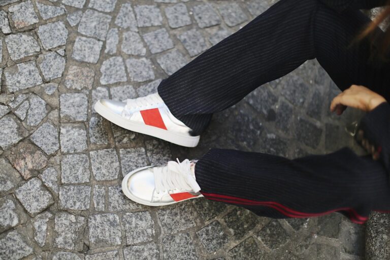 Baskets argent et pantalon rayé à bandes rouges