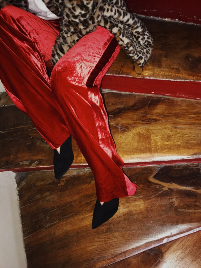 Pantalon en velours rouge et boots noires