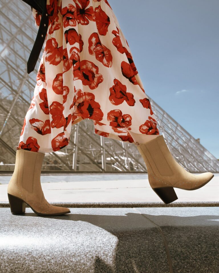 Bottines camel cloutées devant la Pyramide du Louvre