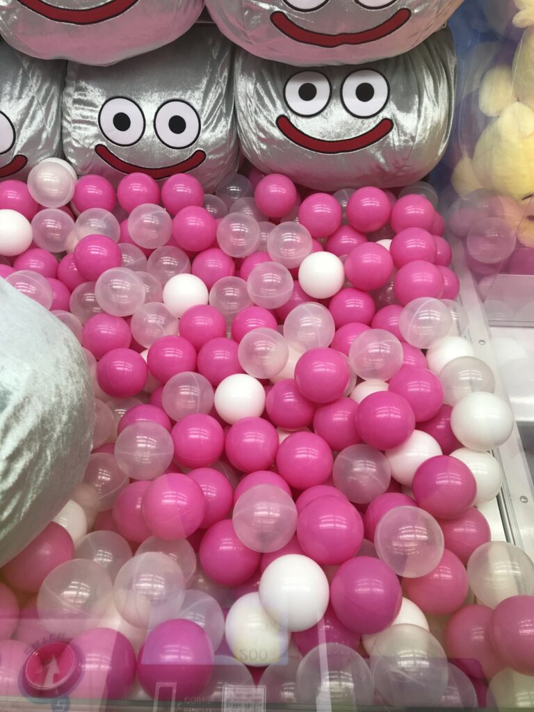 Boules roses dans une machine d’arcade à Tokyo