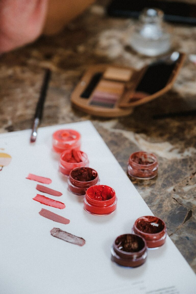 Pots de pigments rouges et swatchs sur papier