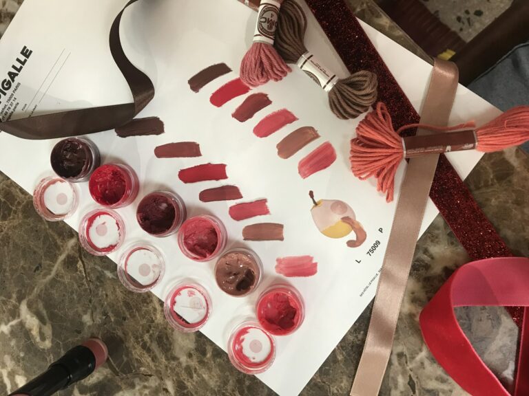 Pots de pigments rouges et swatchs pendant l’atelier de création