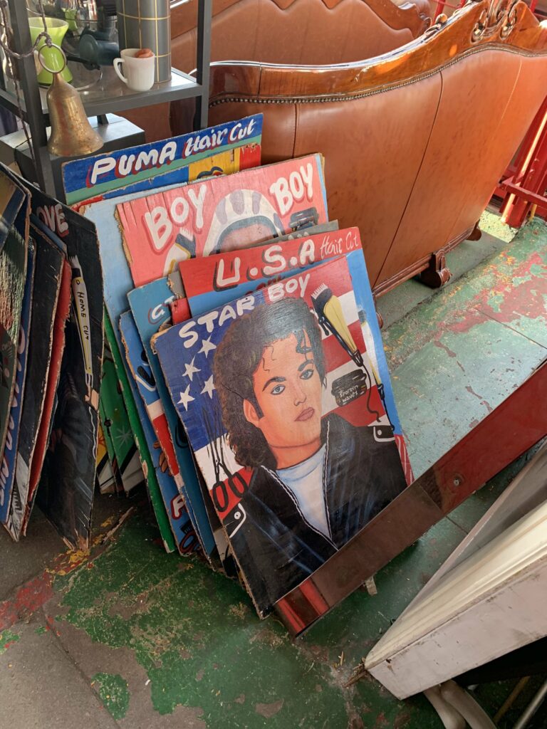 Tableaux de Michael Jackson dans une brocante de Los Angeles