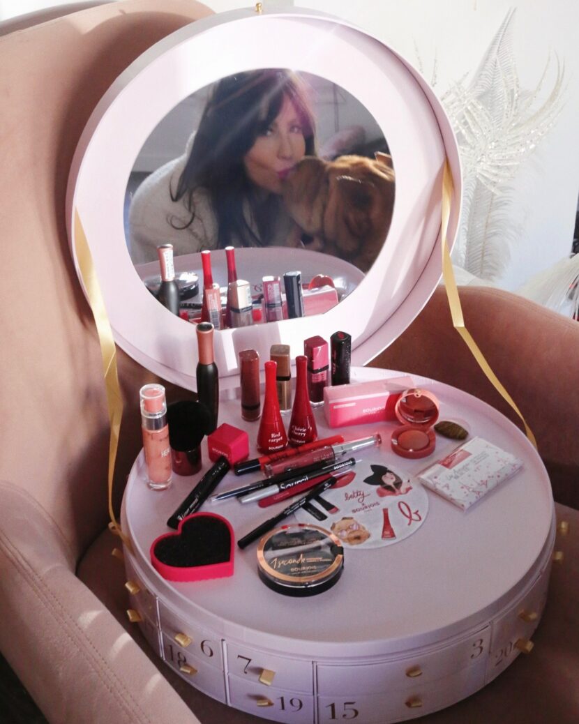Calendrier de l'Avent Betty x Bourjois ouvert avec les produits de maquillage, Betty Autier et son Shar-Pei dans le miroir