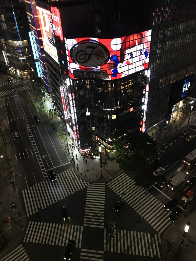Le carrefour de Shibuya la nuit