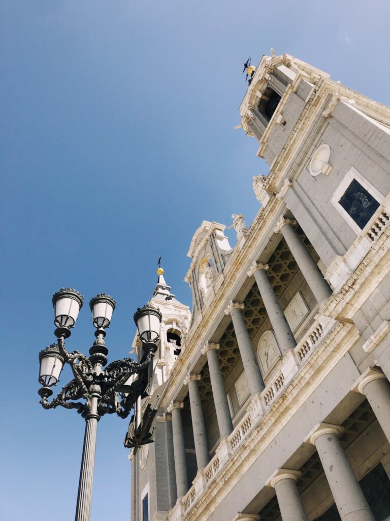 Façade de la cathédrale de l’Almudena à Madrid