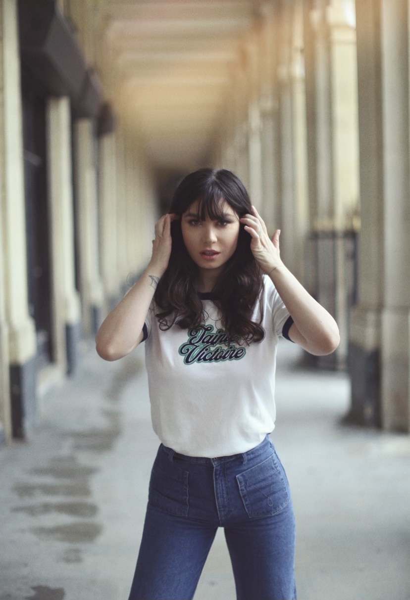 Betty Autier en tee-shirt Sainte-Victoire Clara Luciani x Sandro et jean flare