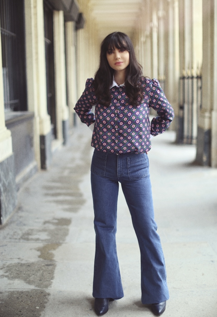 Betty Autier en blouse à fleurs et jean flare