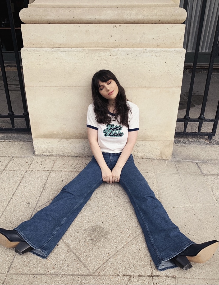 Tee-shirt Sainte-Victoire de la collaboration Clara Luciani x Sandro porté par Betty Autier