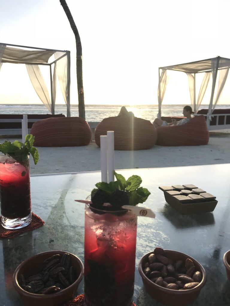 Cocktail au coucher du soleil sur la plage du Fanditha