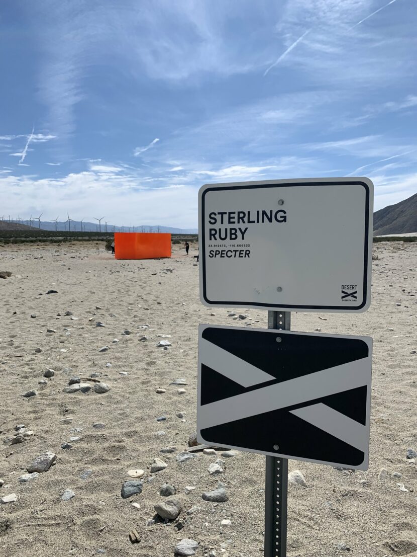 Panneau de l’œuvre Specter de Sterling Ruby à Desert X près de Palm Springs