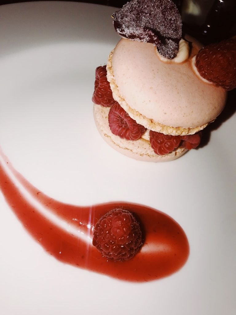 Macaron à la framboise servi pendant la soirée Pandora