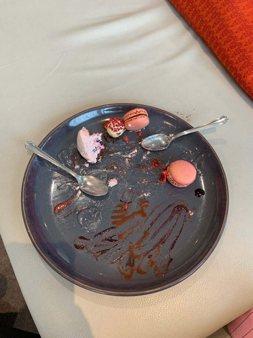 Assiette de desserts presque terminée au Pullman London St Pancras
