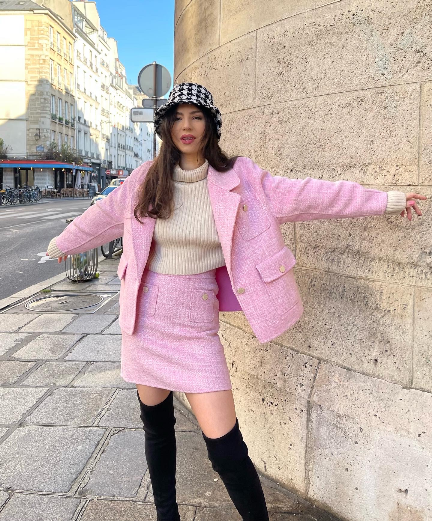 Ensemble blazer et jupe rose Sandro, Betty Autier