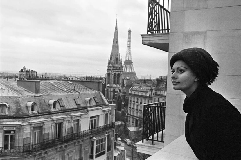 Parisienne au balcon face à la tour Eiffel, archive Paris Match de l’exposition La Parisienne by Sofitel