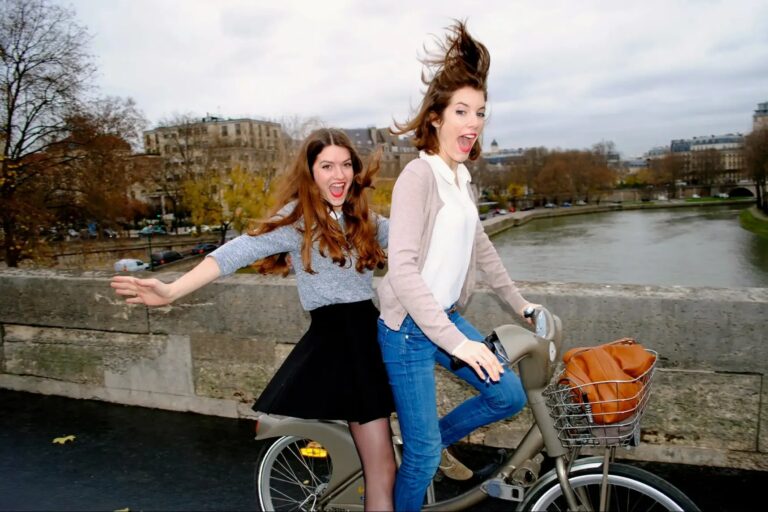 Deux Parisiennes en Vélib’ sur les quais, photo Paris Match de l’exposition La Parisienne by Sofitel