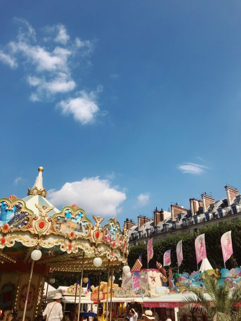 Carrousel et stands de la fête foraine des Tuileries